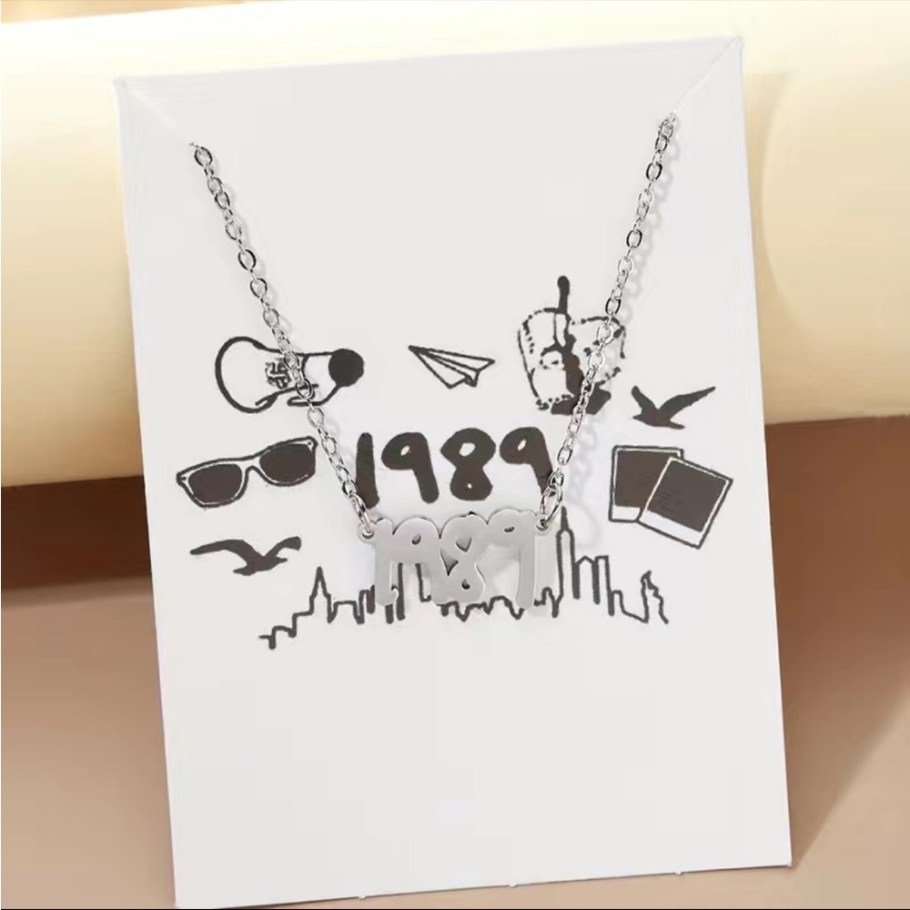 NWT 1989 stainless steel silver tone necklace new NWT eras swifie